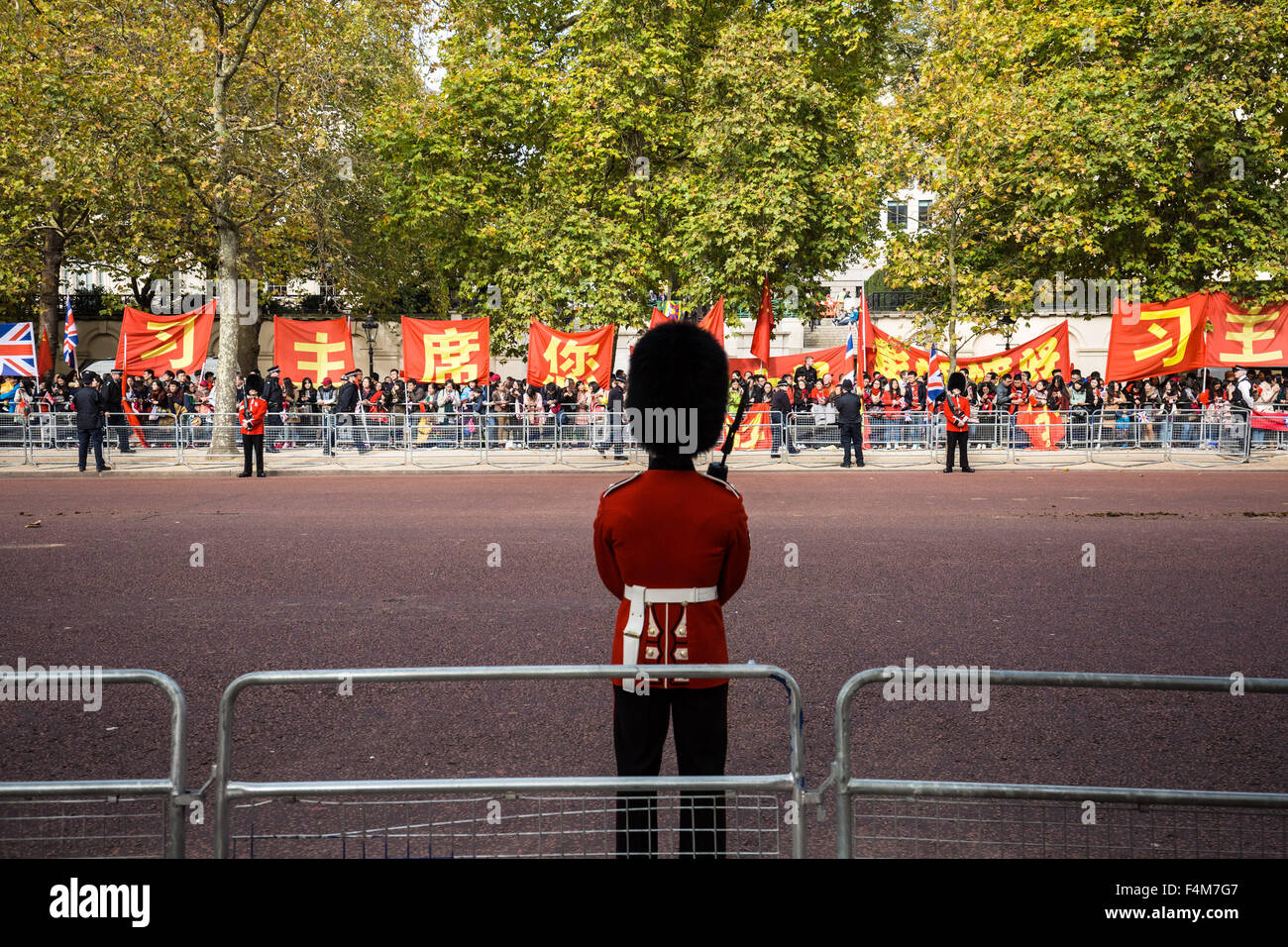 London, UK. 20th October, 2015. Chinese supporters wait for President Xi Jinping as part of the Queen’s Royal welcoming procession down The Mall beginning his state visit Credit:  Guy Corbishley/Alamy Live News Stock Photo