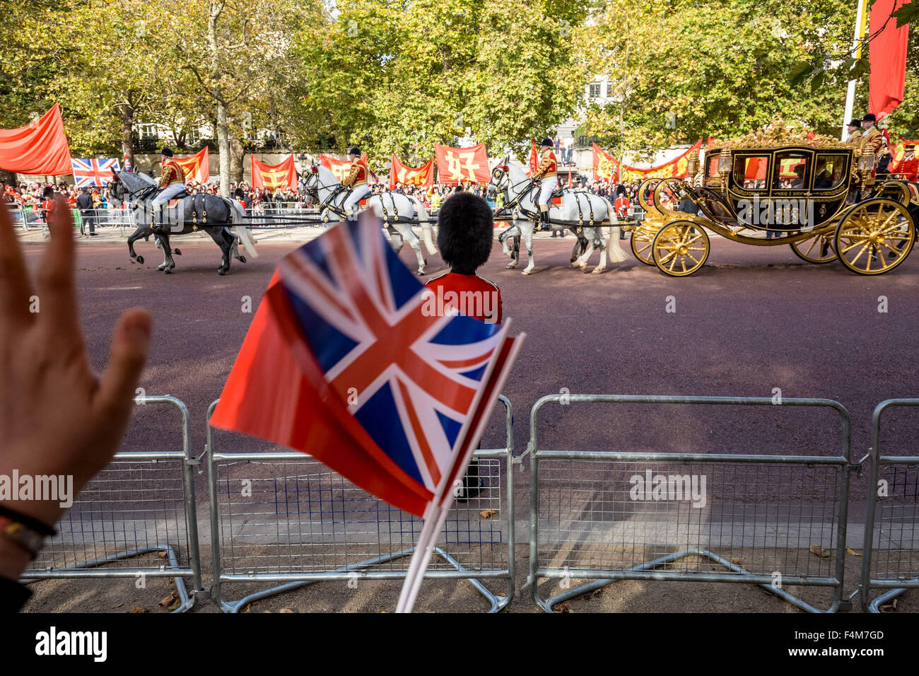 London, UK. 20th October, 2015. Chinese supporters wait for President Xi Jinping as part of the Queen’s Royal welcoming procession down The Mall beginning his state visit Credit:  Guy Corbishley/Alamy Live News Stock Photo