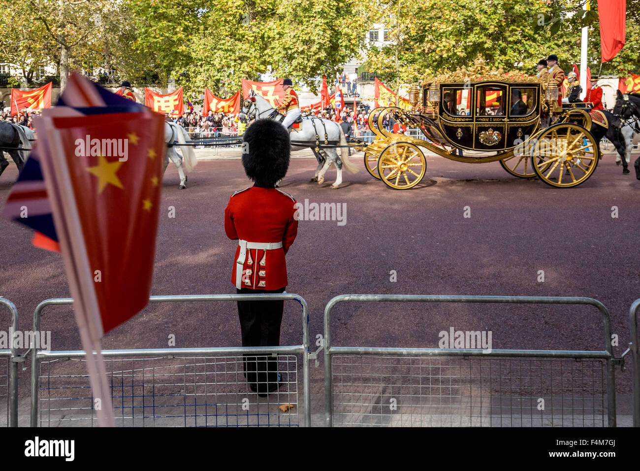 London, UK. 20th October, 2015. Chinese supporters wait for President Xi Jinping as part of the Queen’s Royal welcoming procession down The Mall beginning his state visit Credit:  Guy Corbishley/Alamy Live News Stock Photo