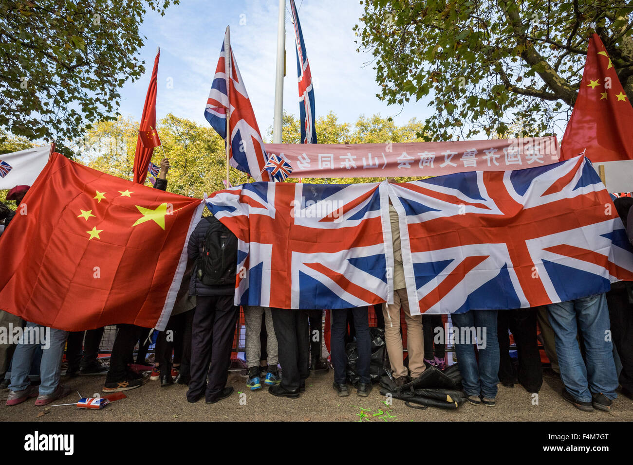 London, UK. 20th October, 2015. Chinese supporters wait for President Xi Jinping as part of the Queen’s Royal welcoming procession down The Mall beginning his state visit Credit:  Guy Corbishley/Alamy Live News Stock Photo