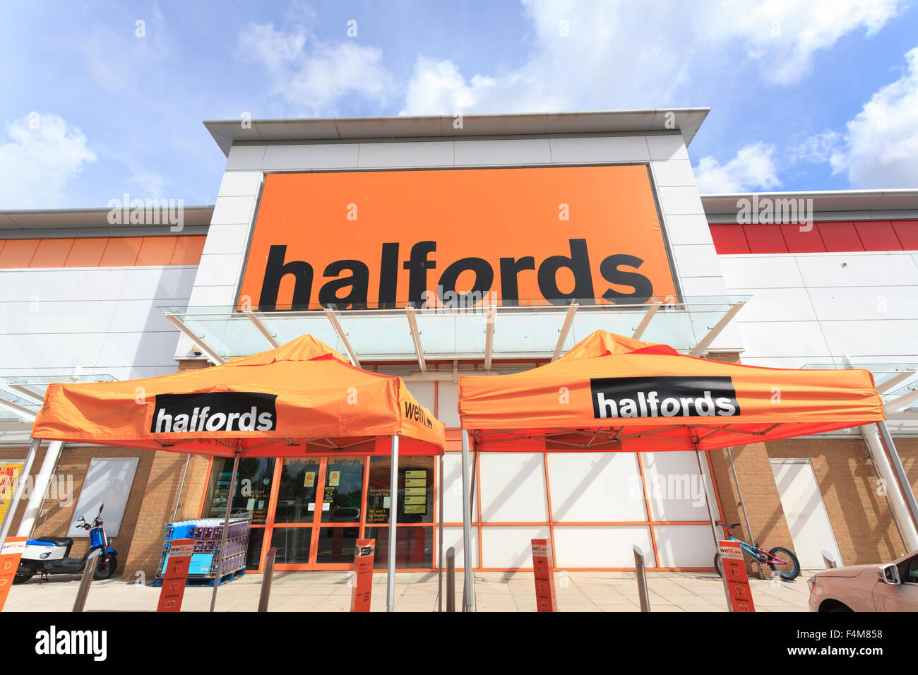 Exterior of Halfords store without people Stock Photo
