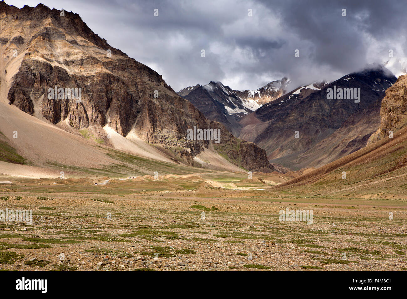 India, Himachal Pradesh, Sarchu, Leh-Manali highway crossing high altitude plateau from Baralacha Pass Stock Photo