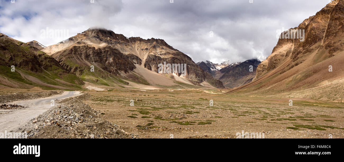 India, Himachal Pradesh, Sarchu, Leh-Manali highway crossing high altitude plateau from Baralacha Pass, panoramic Stock Photo