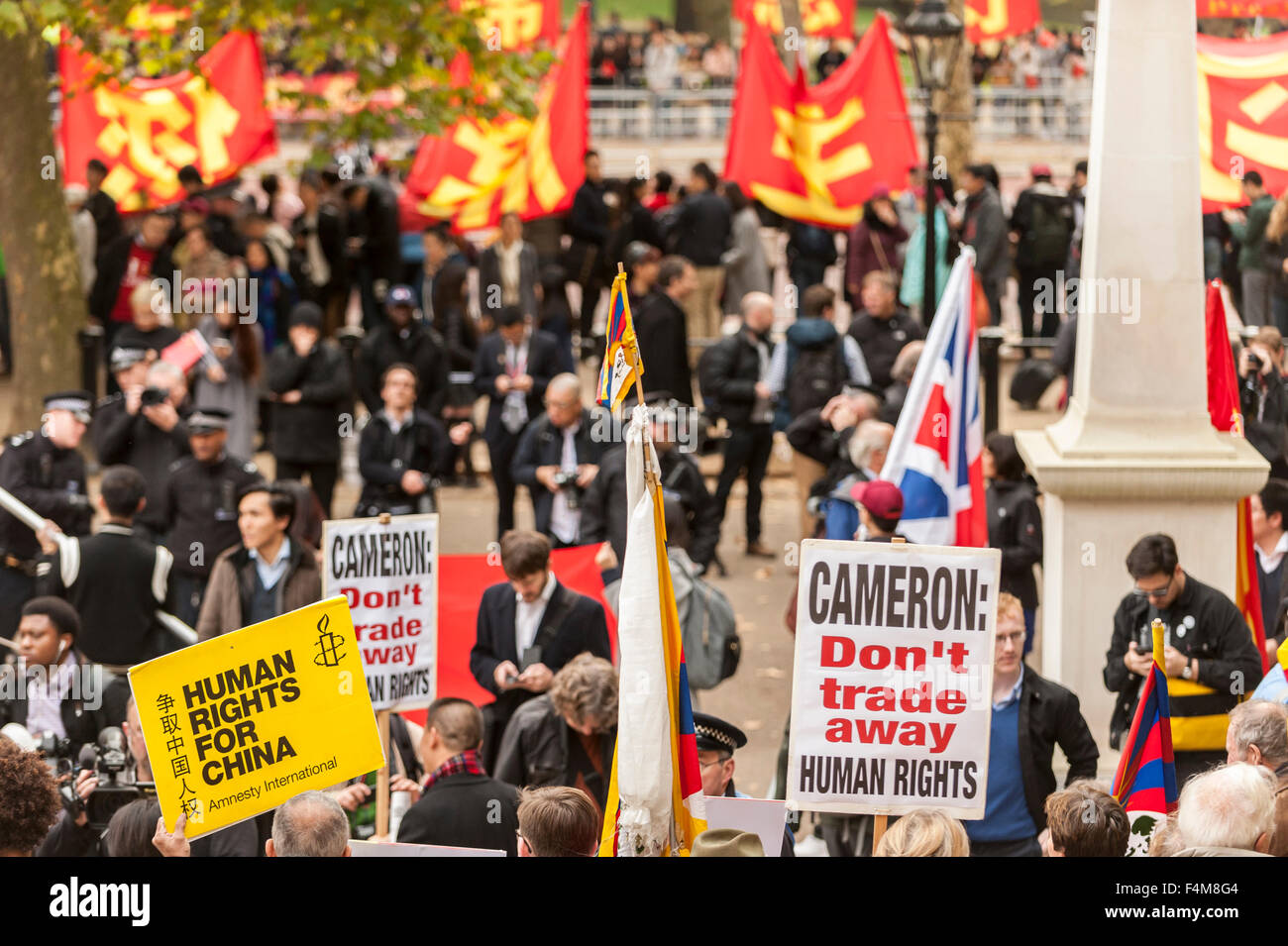 London, UK.  20 October 2015.  Anti-China placards in the crowds waiting to see the Chinese President, Xi Jinping, travel down The Mall en route to Buckingham Palace, during his state visit to the UK.  Credit:  Stephen Chung / Alamy Live News Stock Photo