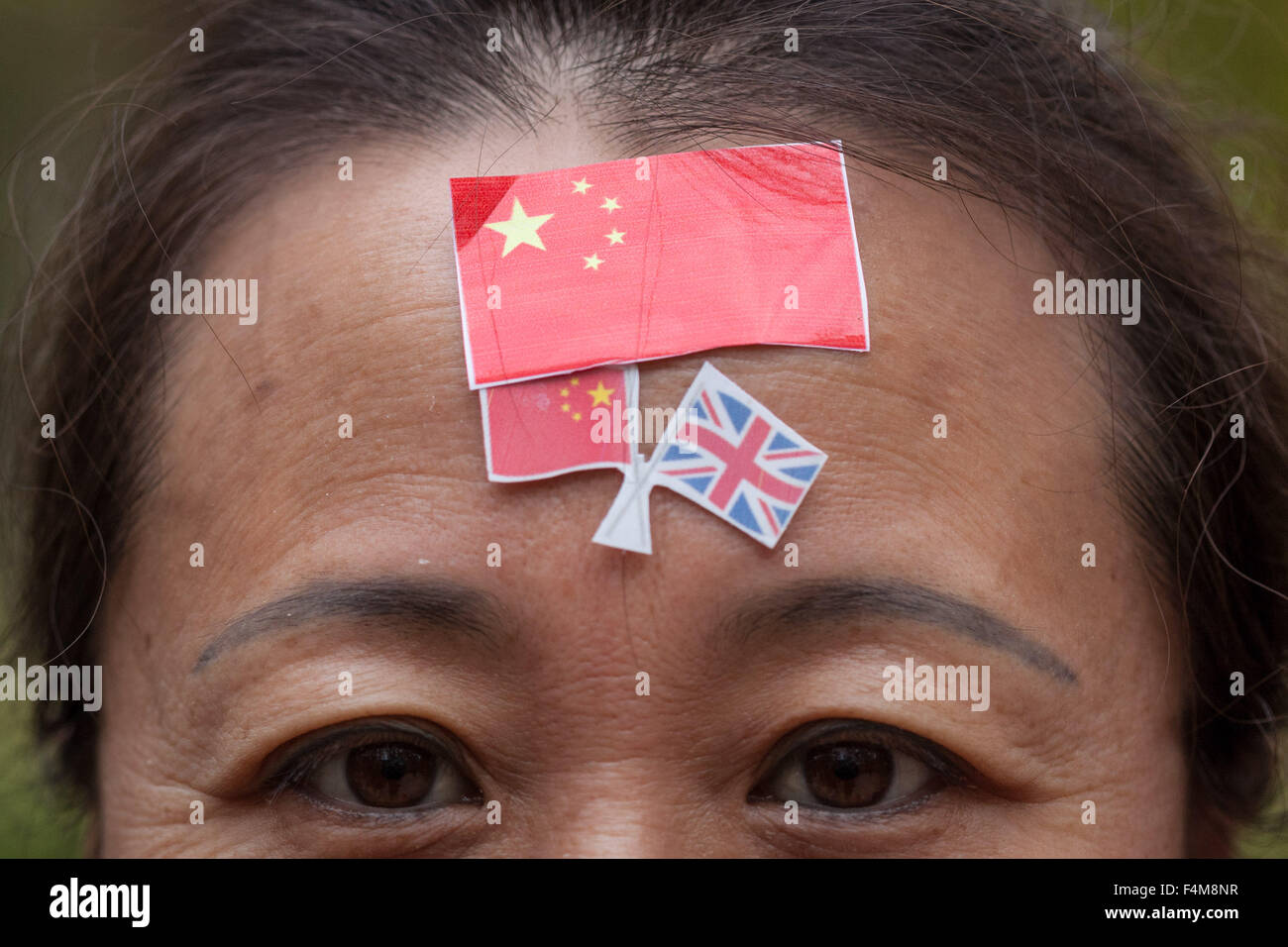 London, UK. 20th October, 2015. Chinese supporters wait for President Xi Jinping as part of the Queen’s Royal welcoming procession down The Mall beginning his state visit Credit:  Guy Corbishley/Alamy Live News Stock Photo