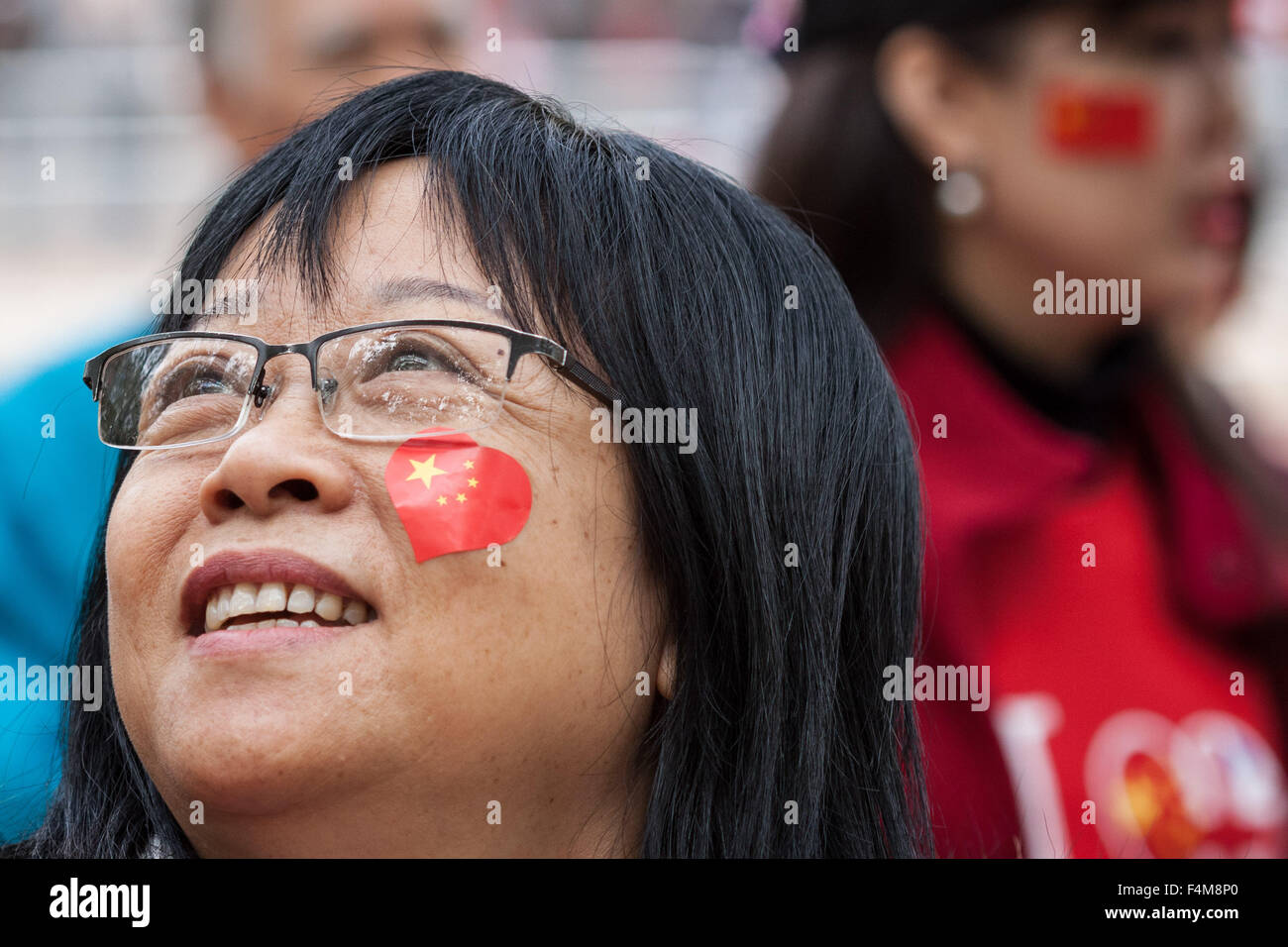 London, UK. 20th October, 2015. Chinese supporters wait for President Xi Jinping as part of the Queen’s Royal welcoming procession down The Mall beginning his state visit Credit:  Guy Corbishley/Alamy Live News Stock Photo