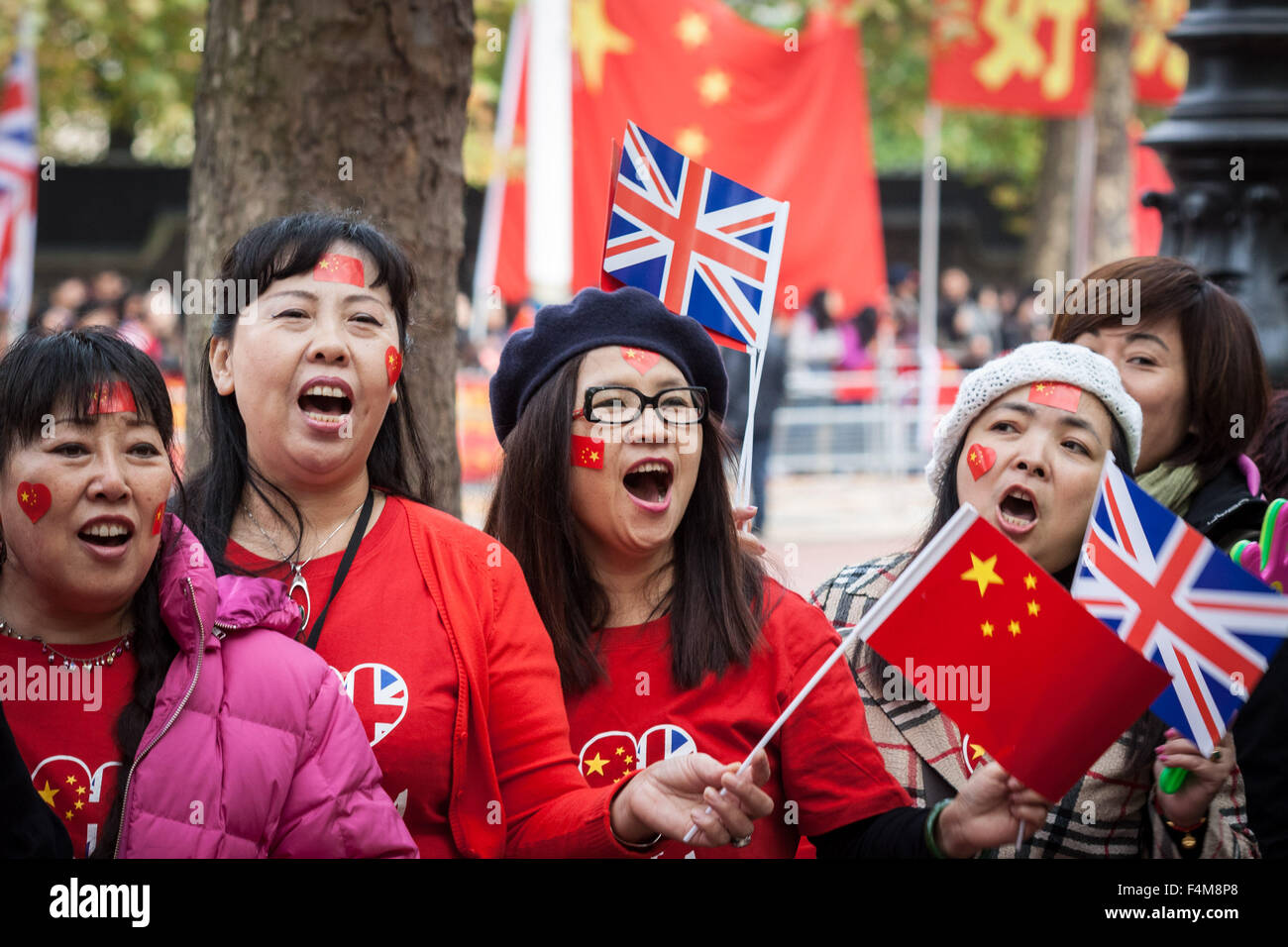 London, UK. 20th October, 2015. Chinese supporters wait for President Xi Jinping as part of the Queen’s Royal welcoming procession down The Mall beginning his state visit Credit:  Guy Corbishley/Alamy Live News Stock Photo