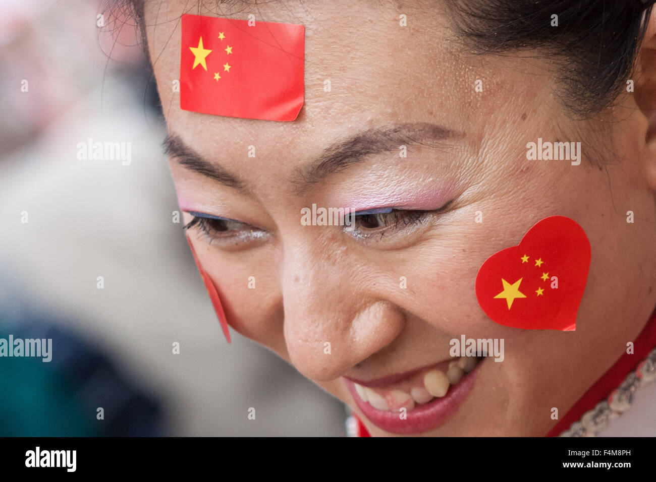 London, UK. 20th October, 2015. Chinese supporters wait for President Xi Jinping as part of the Queen’s Royal welcoming procession down The Mall beginning his state visit Credit:  Guy Corbishley/Alamy Live News Stock Photo