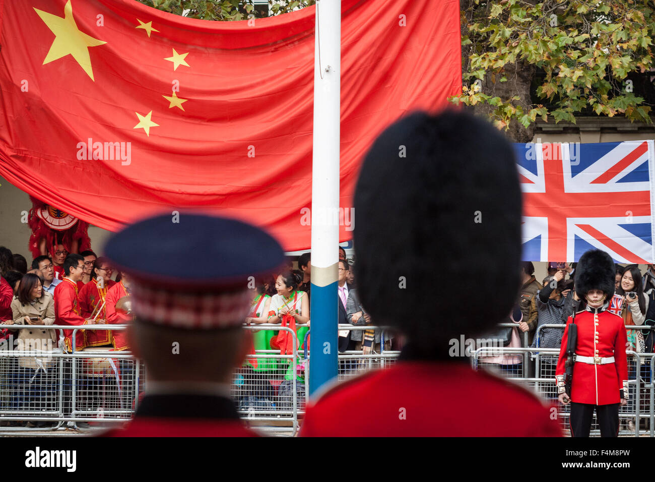 London, UK. 20th October, 2015. Chinese supporters wait for President Xi Jinping as part of the Queen’s Royal welcoming procession down The Mall beginning his state visit Credit:  Guy Corbishley/Alamy Live News Stock Photo