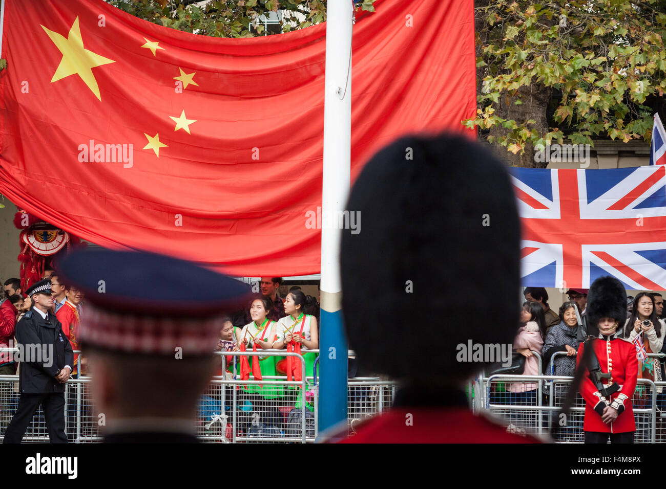 London, UK. 20th October, 2015. Chinese supporters wait for President Xi Jinping as part of the Queen’s Royal welcoming procession down The Mall beginning his state visit Credit:  Guy Corbishley/Alamy Live News Stock Photo