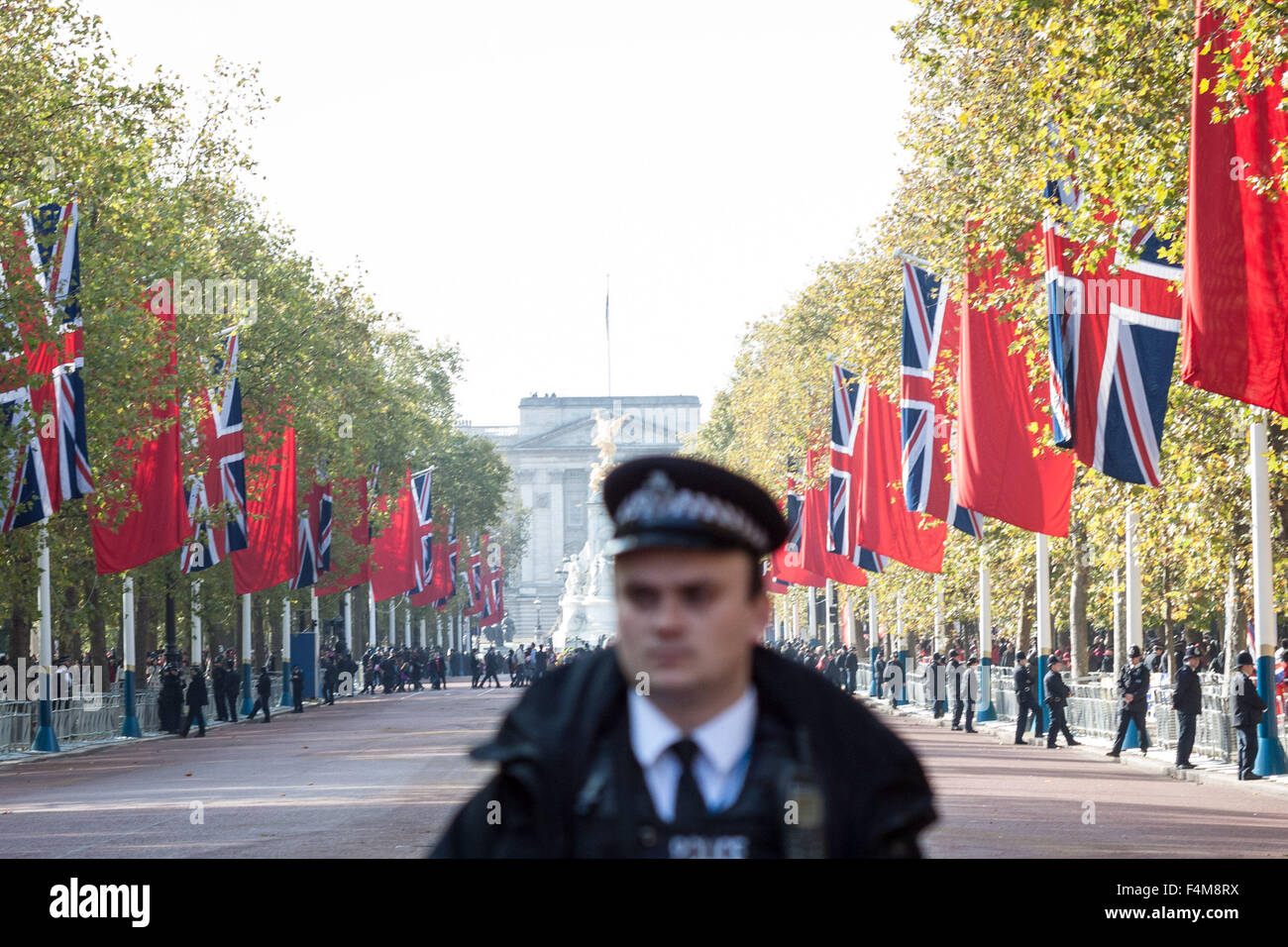 London, UK. 20th October, 2015. Chinese supporters wait for President Xi Jinping as part of the Queen’s Royal welcoming procession down The Mall beginning his state visit Credit:  Guy Corbishley/Alamy Live News Stock Photo