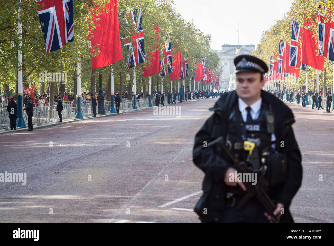 London, UK. 20th October, 2015. Chinese supporters wait for President Xi Jinping as part of the Queen’s Royal welcoming procession down The Mall beginning his state visit Credit:  Guy Corbishley/Alamy Live News Stock Photo