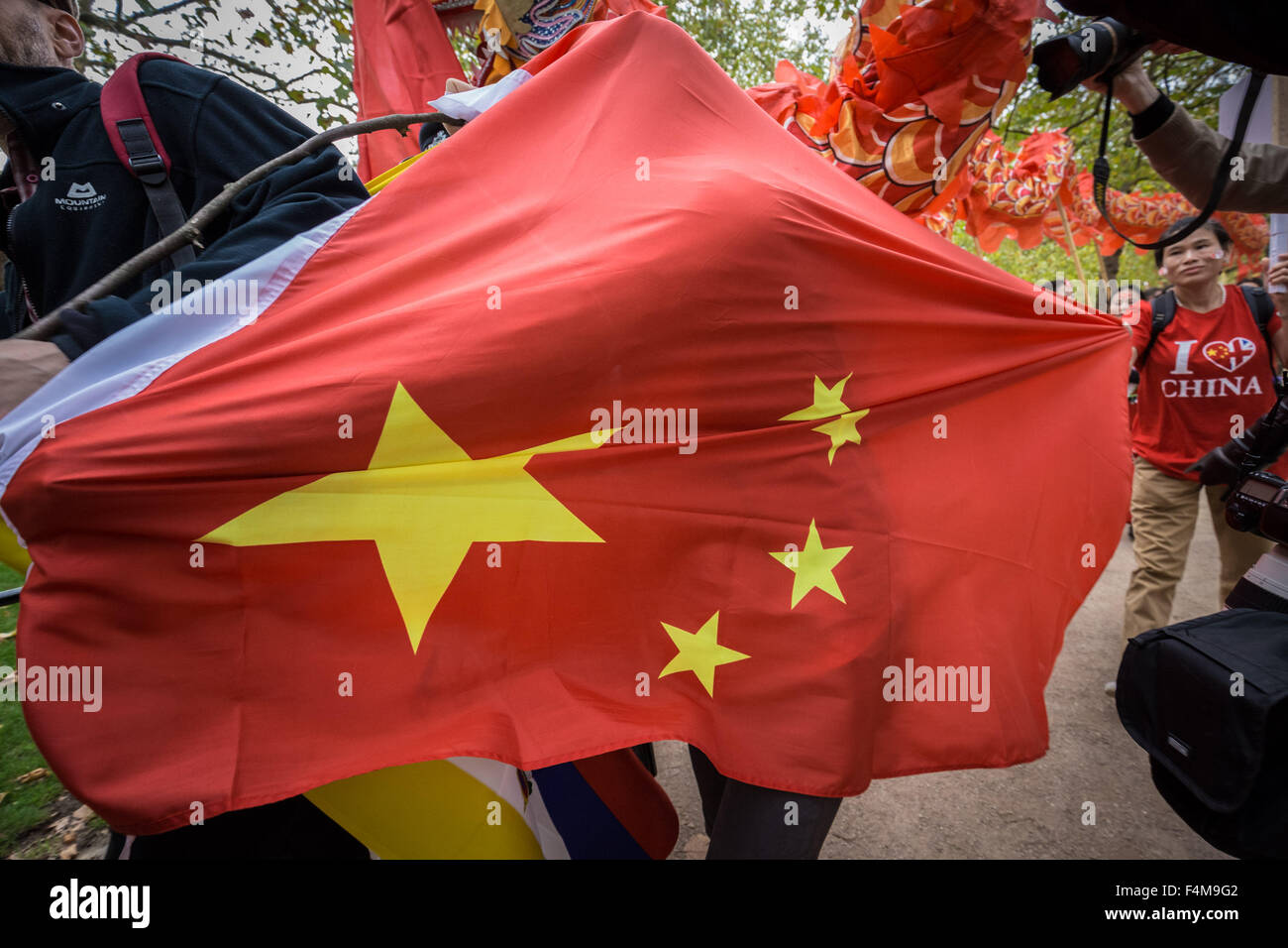 London, UK. 20th October, 2015. Free Tibet Protesters clash with pro-Chinese government supporters during President Xi Jinping’s Royal welcoming procession down The Mall beginning his state visit Credit:  Guy Corbishley/Alamy Live News Stock Photo