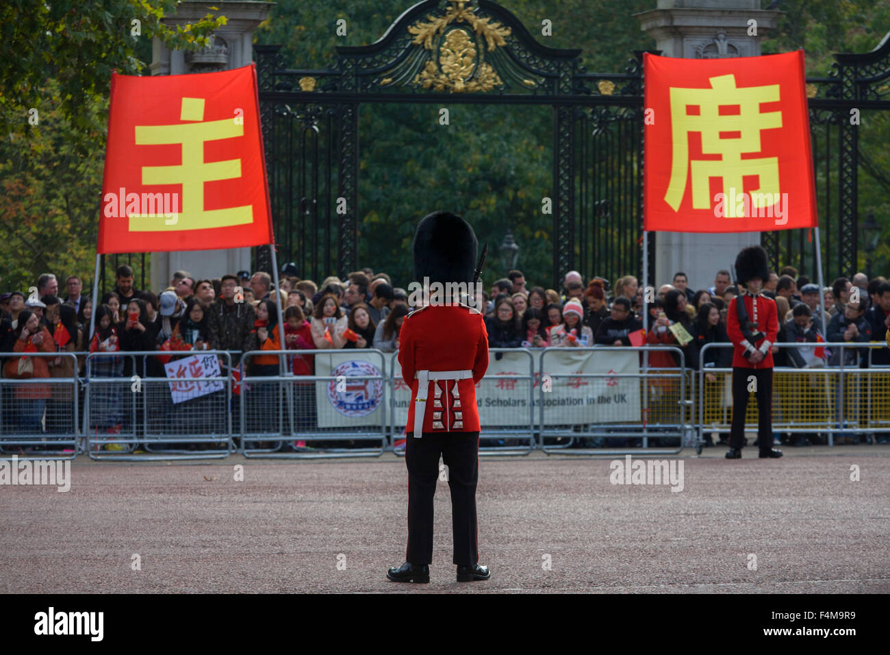 London, 20th October 2015. As crowds of supporters and protesters line the Mall in central London, Chinese leader Xi Jinping starts off his state visit to Britain. There is much attached to Anglo-Sino relations and this series of trade and diplomatic events is of great importance to the UK government in terms of new business and investment. Protesters however, voiced their distaste at human rights issues for dissenters and of the occupation of Tibet. Copyright Richard Baker / Alamy Live News. Stock Photo