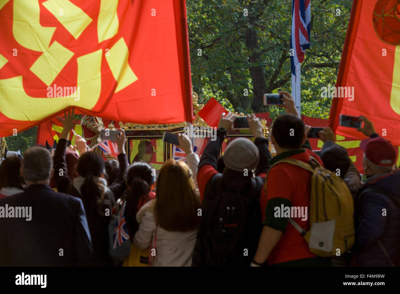 London, 20th October 2015. As crowds of supporters and protesters line the Mall in central London, Chinese leader Xi Jinping starts off his state visit to Britain. There is much attached to Anglo-Sino relations and this series of trade and diplomatic events is of great importance to the UK government in terms of new business and investment. Protesters however, voiced their distaste at human rights issues for dissenters and of the occupation of Tibet. Copyright Richard Baker / Alamy Live News. Stock Photo