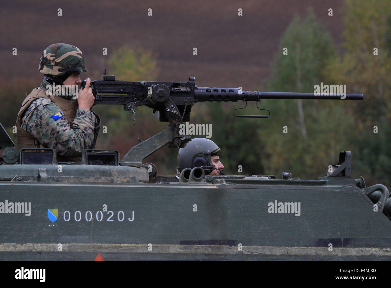 Banja Luka, Bosnia-Herzegovina. 20th Oct, 2015. Bosnian soldiers attend an exercise together with European Union Forces (EUFOR) in Manjaca military base, 20km from Banja Luka, Bosnia-Herzegovina, on Oct. 20, 2015. EUFOR's military exercise Quick Response 2015 will be held until Oct. 22. Credit:  Haris Memija/Xinhua/Alamy Live News Stock Photo