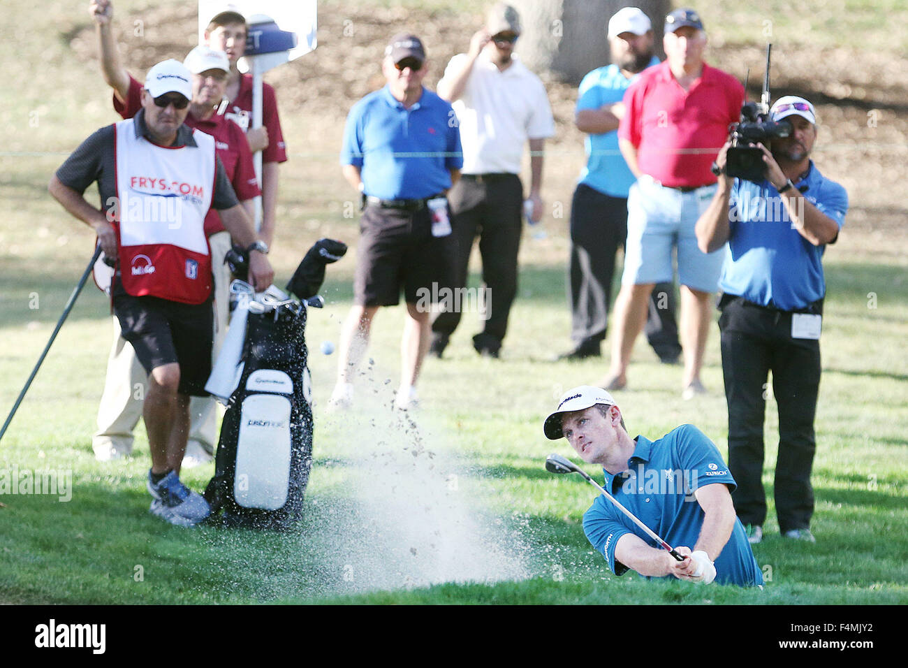 Napa, CA, USA. 18th Oct, 2015. Justin Rose shoots from the bunker on the sixteenth hole during the fourth day of the Frys.com Open at Silverado Resort and Spa in Napa on Sunday. © Napa Valley Register/ZUMA Wire/Alamy Live News Stock Photo