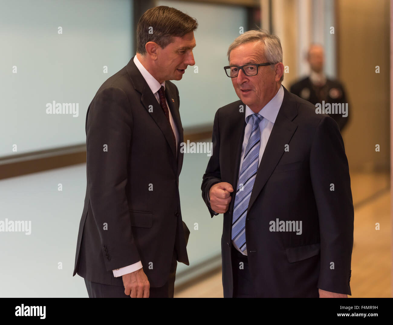 Brussels, Belgium. 20th Oct, 2015. European Commision President Jean-Claude Juncker (R) ) welcomes Slovenian President Borut Pahor (L) prior to a meeting at the EU council headquarters. Diplomatic tensions flared amid chaos at the Slovenian, Croatian and Serbian borders. Credit:  Jonathan Raa/Pacific Press/Alamy Live News Stock Photo