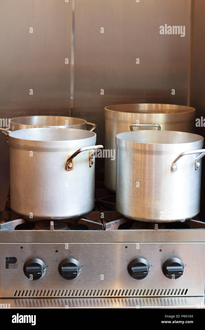 https://c8.alamy.com/comp/F4N16X/large-pot-on-a-stainless-steel-gas-stove-in-a-restaurant-kitchen-F4N16X.jpg