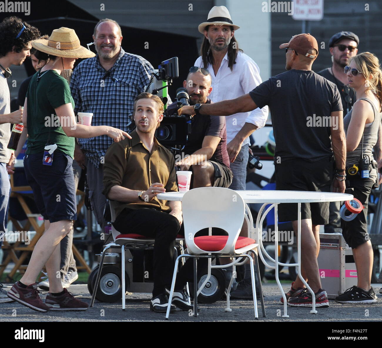 Hearthrob Ryan Gosling sits alone for a diner scene in "La La Land" filming  in Burbank Ca. Featuring: Ryan Gosling Where: Burbank, California, United  States When: 20 Aug 2015 Stock Photo - Alamy