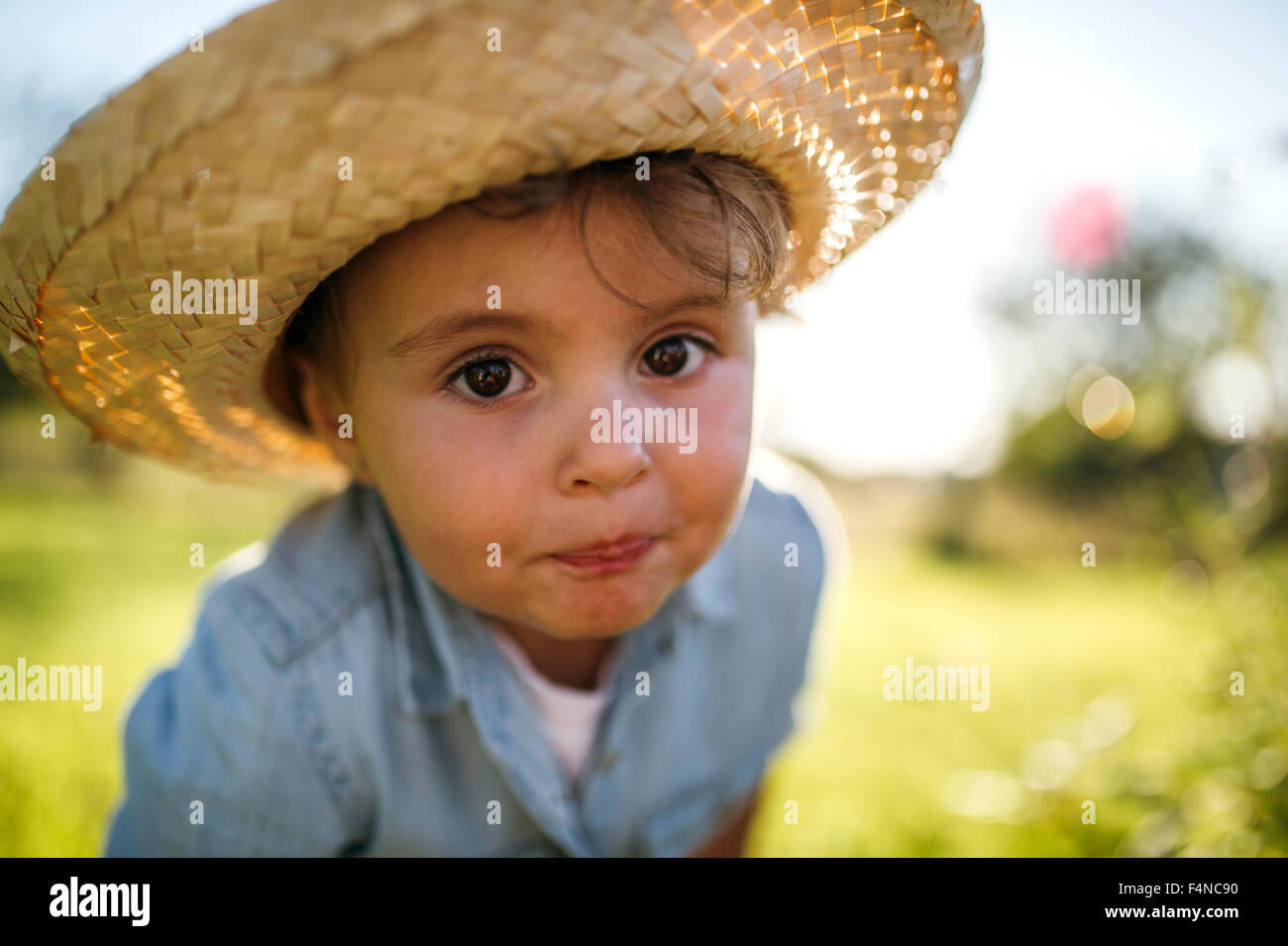 Portrait of little girl wearing straw hat Stock Photo - Alamy