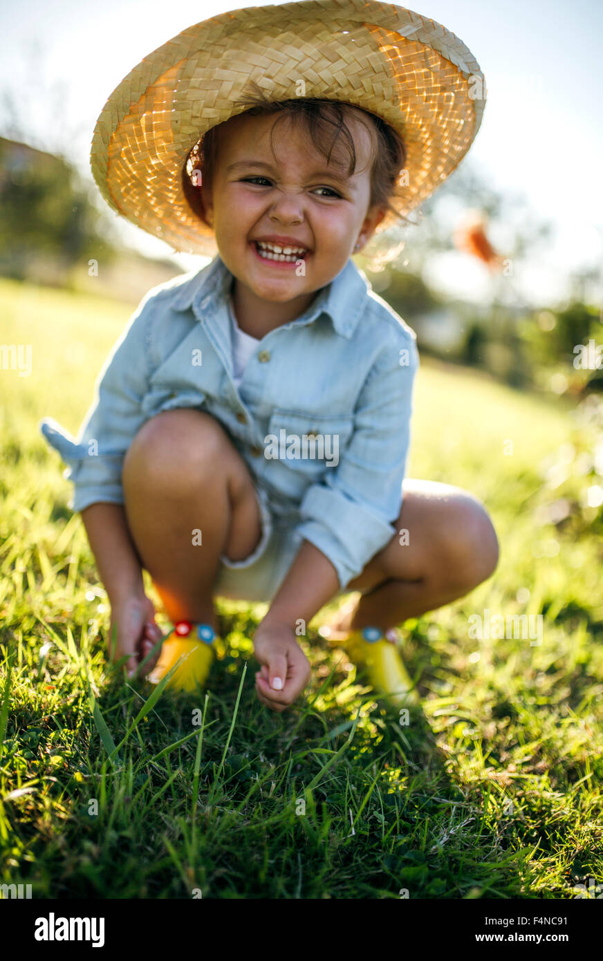 Portrait of a girl wearing a straw hat hi-res stock photography and ...