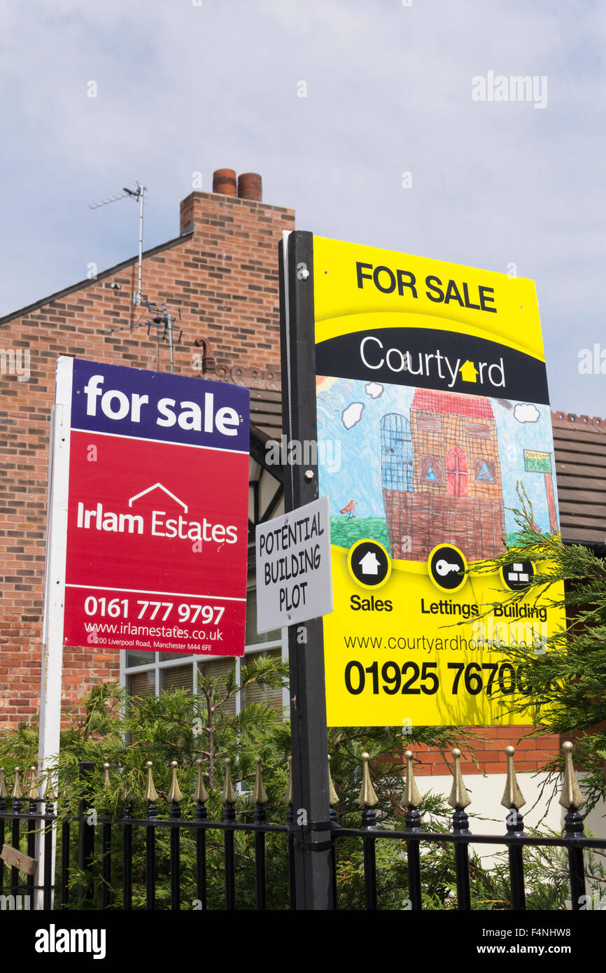 Property or potential building plot for sale in Irlam, Greater Manchester. Courtyard and Irlam Estates agencies. Stock Photo