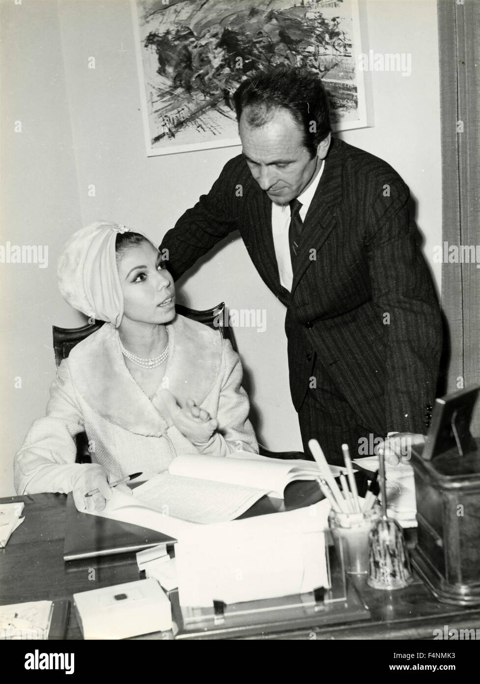 Nancy Sinatra signs a contract with the director Gino Mangini, actress, USA Stock Photo