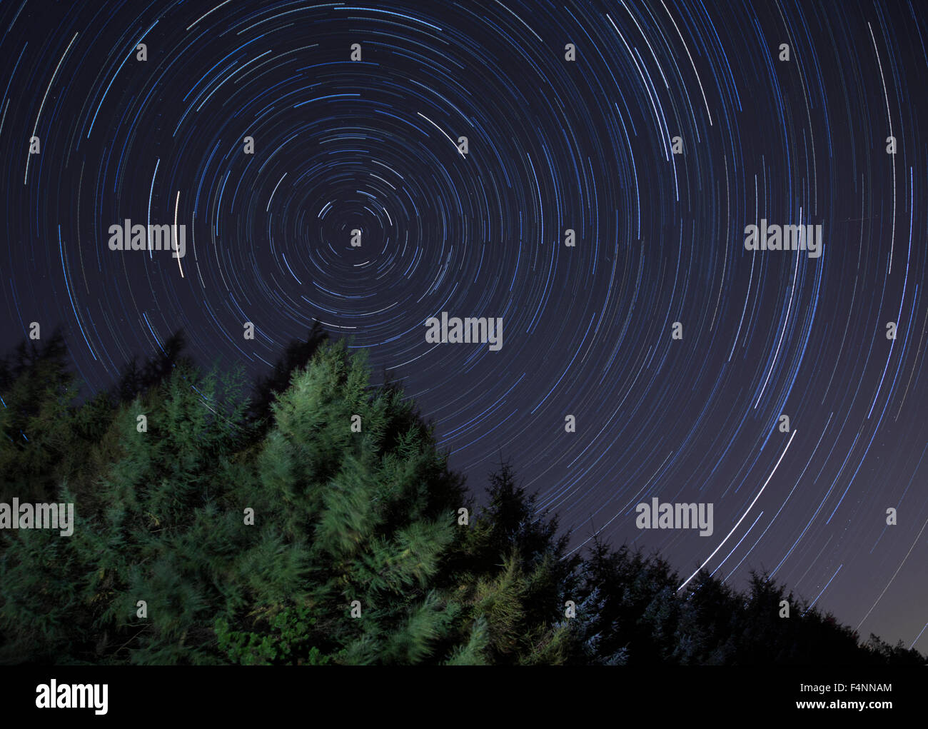 Long exposure of the night sky looking at Polaris, the North Star Stock Photo