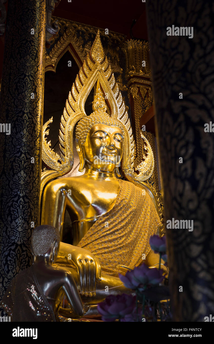 Golden Buddha statue, Buddha Phra Phuttha Chinnarat in the temple of Wat Phra Sri Rattana Mahathat, Phitsanulok, Thailand Stock Photo