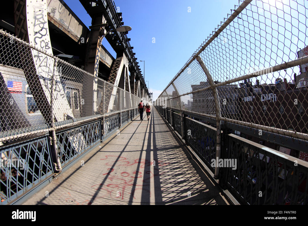 Couple walking on Manhattan Bridge New York City Stock Photo