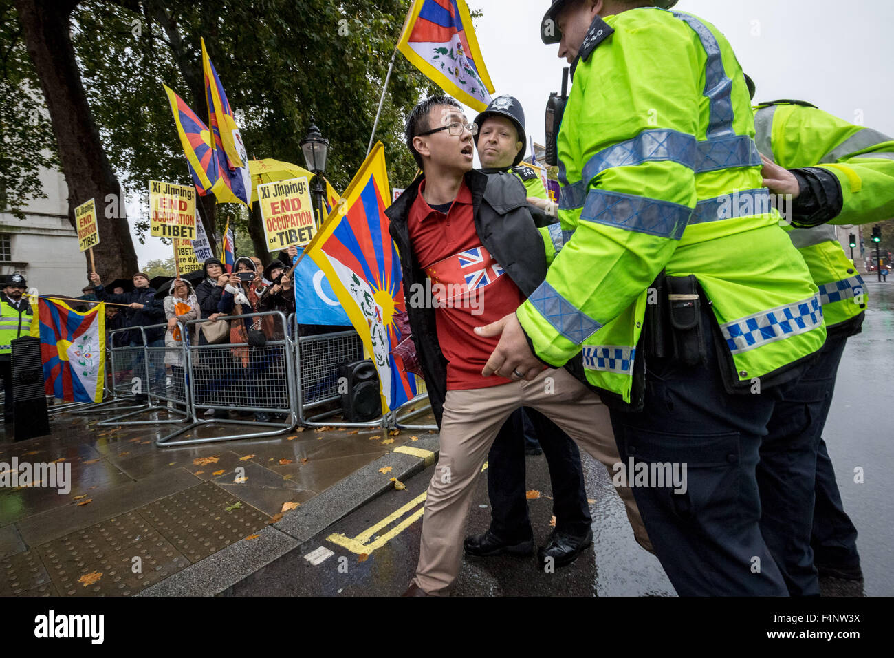 London, UK. 21st October, 2015. Free Tibet Protesters clash with pro-Chinese government supporters waiting for President Xi Jinping’s arrival to Downing Street on day two of his official state visit in UK Credit:  Guy Corbishley/Alamy Live News Stock Photo