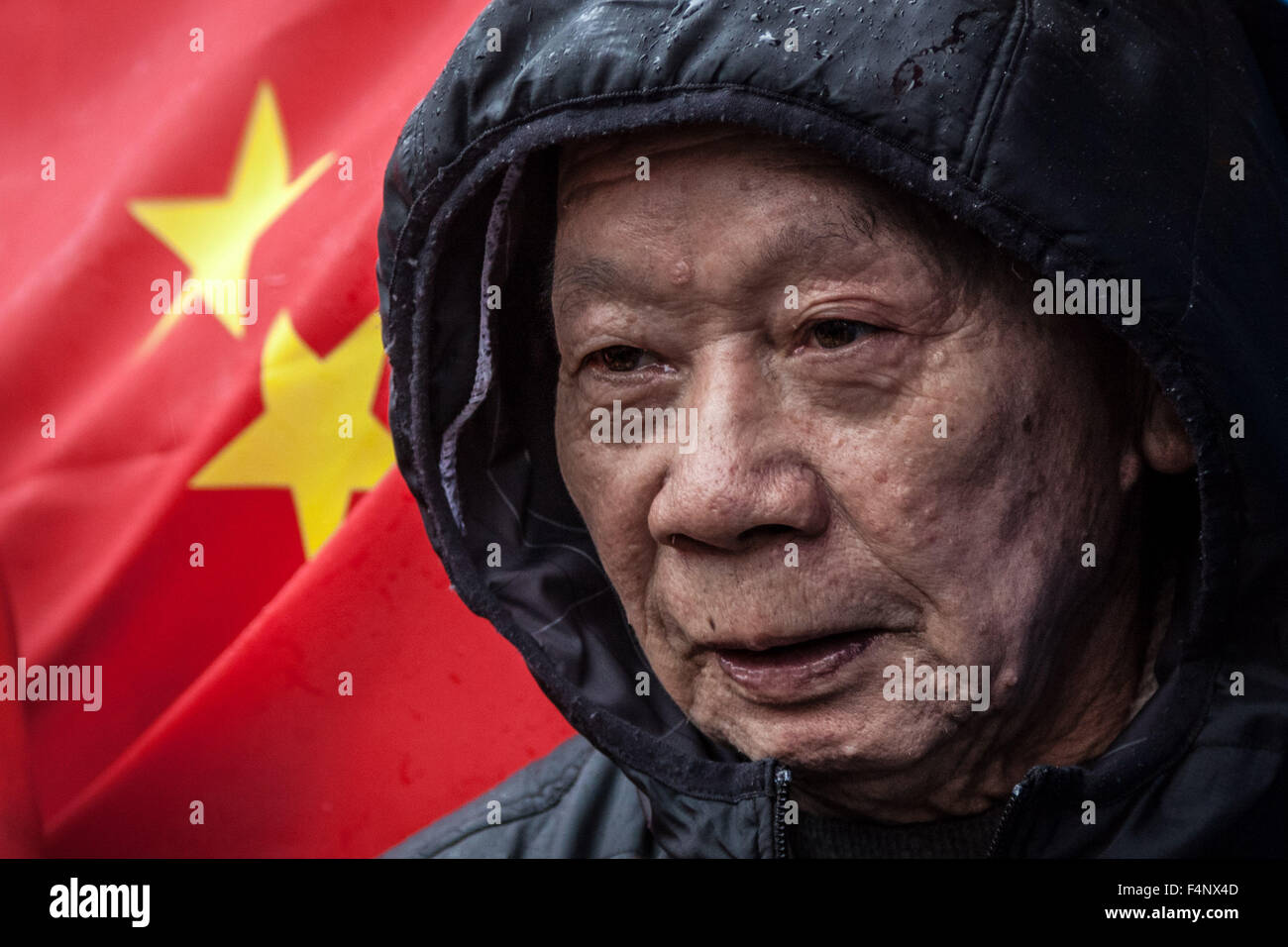 London, UK. 21st October, 2015. Pro-Chinese government supporters wait for President Xi Jinping to  arrive at Downing Street on day two of his official state visit in UK Credit:  Guy Corbishley/Alamy Live News Stock Photo