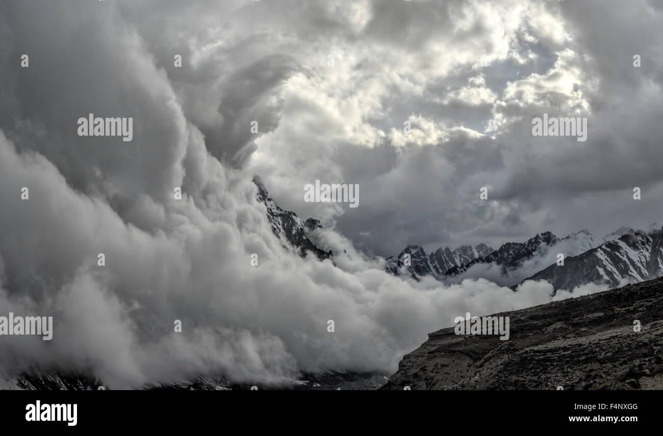 High hills himalayas hi-res stock photography and images - Alamy