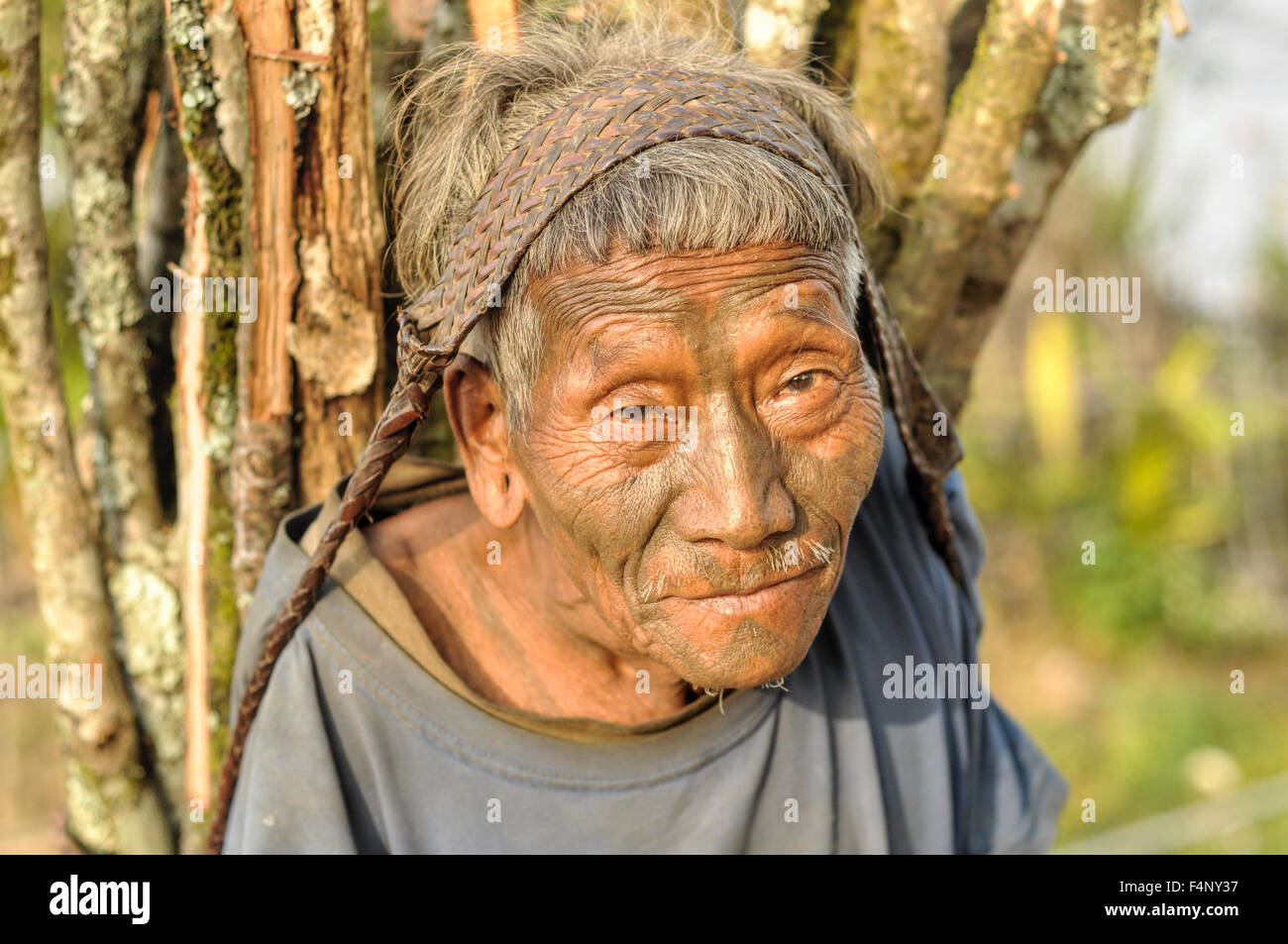 Old Man Carrying Heavy Load Hi-res Stock Photography And Images - Alamy