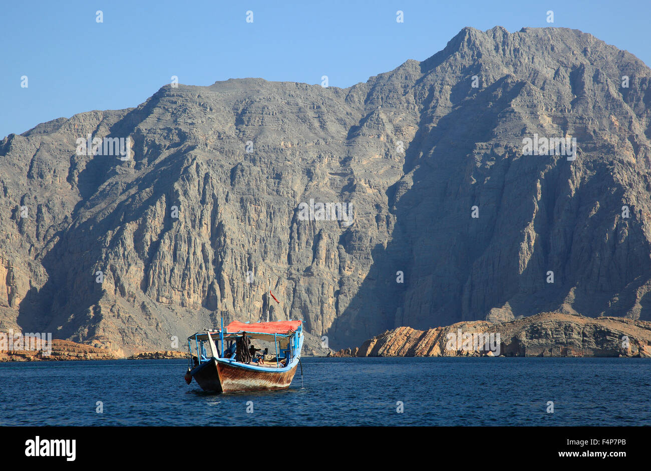 Dhau in the bays of Musandam, Shimm strait, in the granny's niches enclave of Musandam, Oman Stock Photo