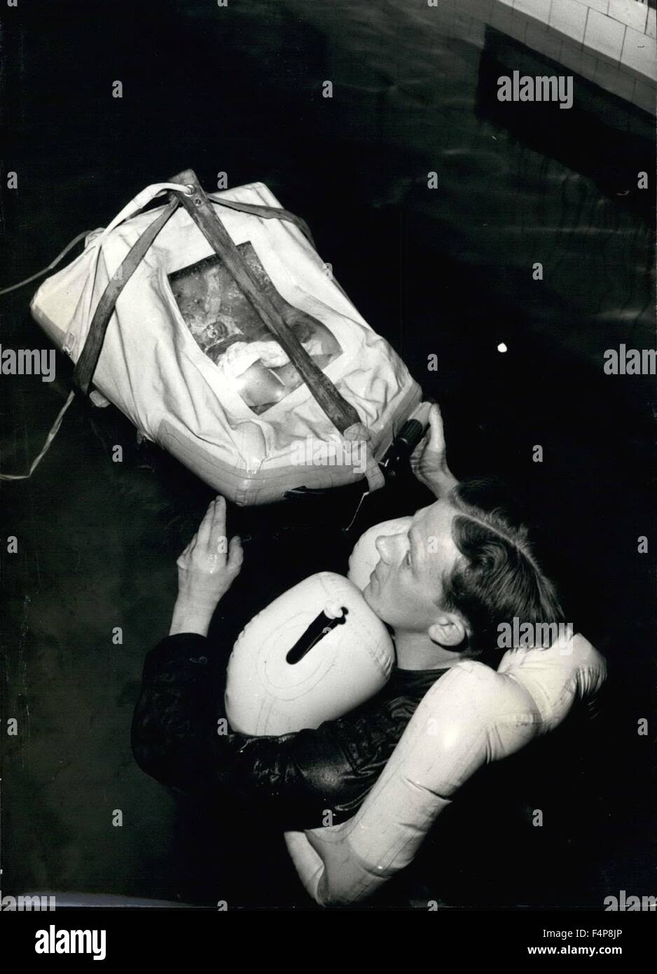 1965 - A baby boffin; Testing an Inflatable cot: Flt-Lieut. J. King of Farnborough, carrying out tests on the baby cot in which is his own daughter, Susan, aged 6 months. © Keystone Pictures USA/ZUMAPRESS.com/Alamy Live News Stock Photo