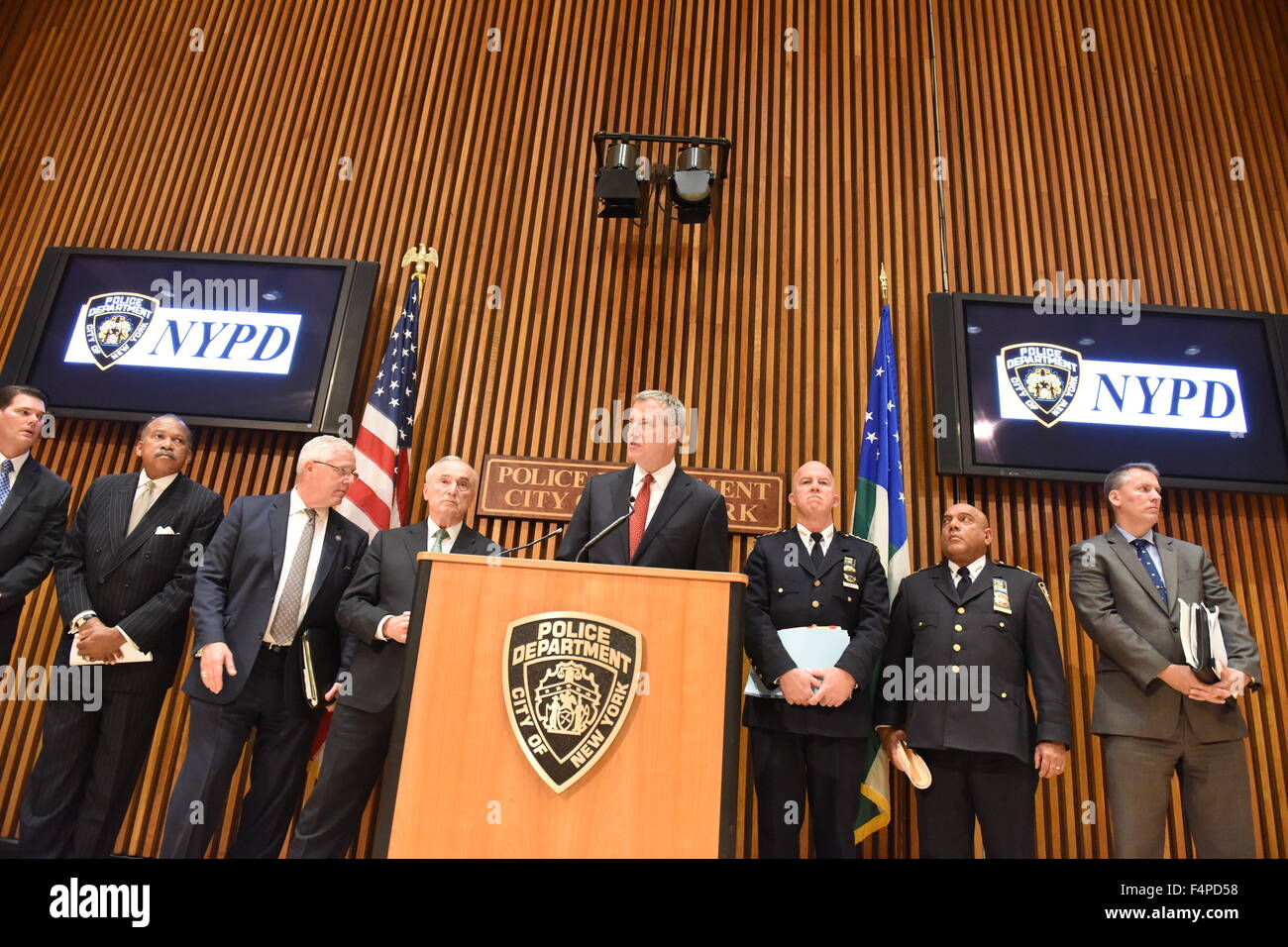 New York City, United States. 21st Oct, 2015. Mayor de Blasio addresses press at One Police Plaza surrounded by NYPD brass. Mayor de Blasio and NYPD commissioner William Bratton led a press conference to update the investigation into the shooting death of officer Randolph Holder by Tyrone Howard. Credit:  Andy Katz/Pacific Press/Alamy Live News Stock Photo
