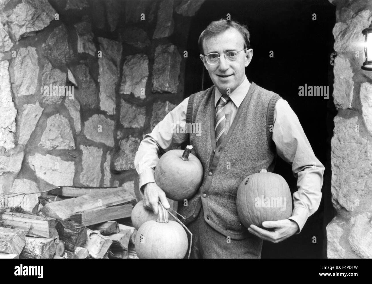 Woody Allen / Zelig 1983 directed by Woody Allen Stock Photo Alamy