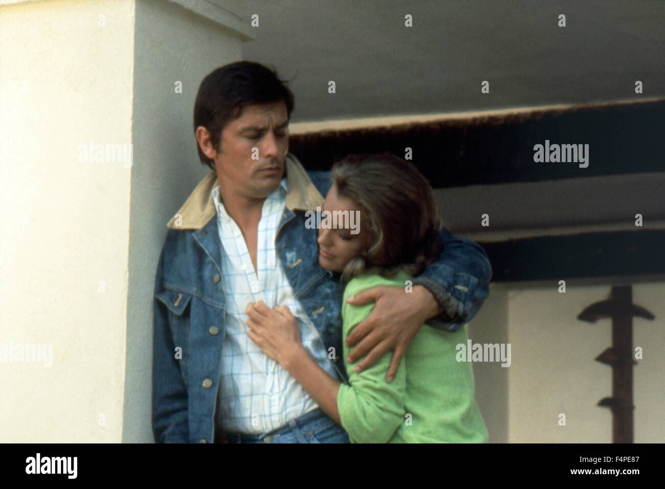 Alain Delon and Romy Schneider / La piscine / 1968 directed by Jacques Deray Stock Photo Alamy