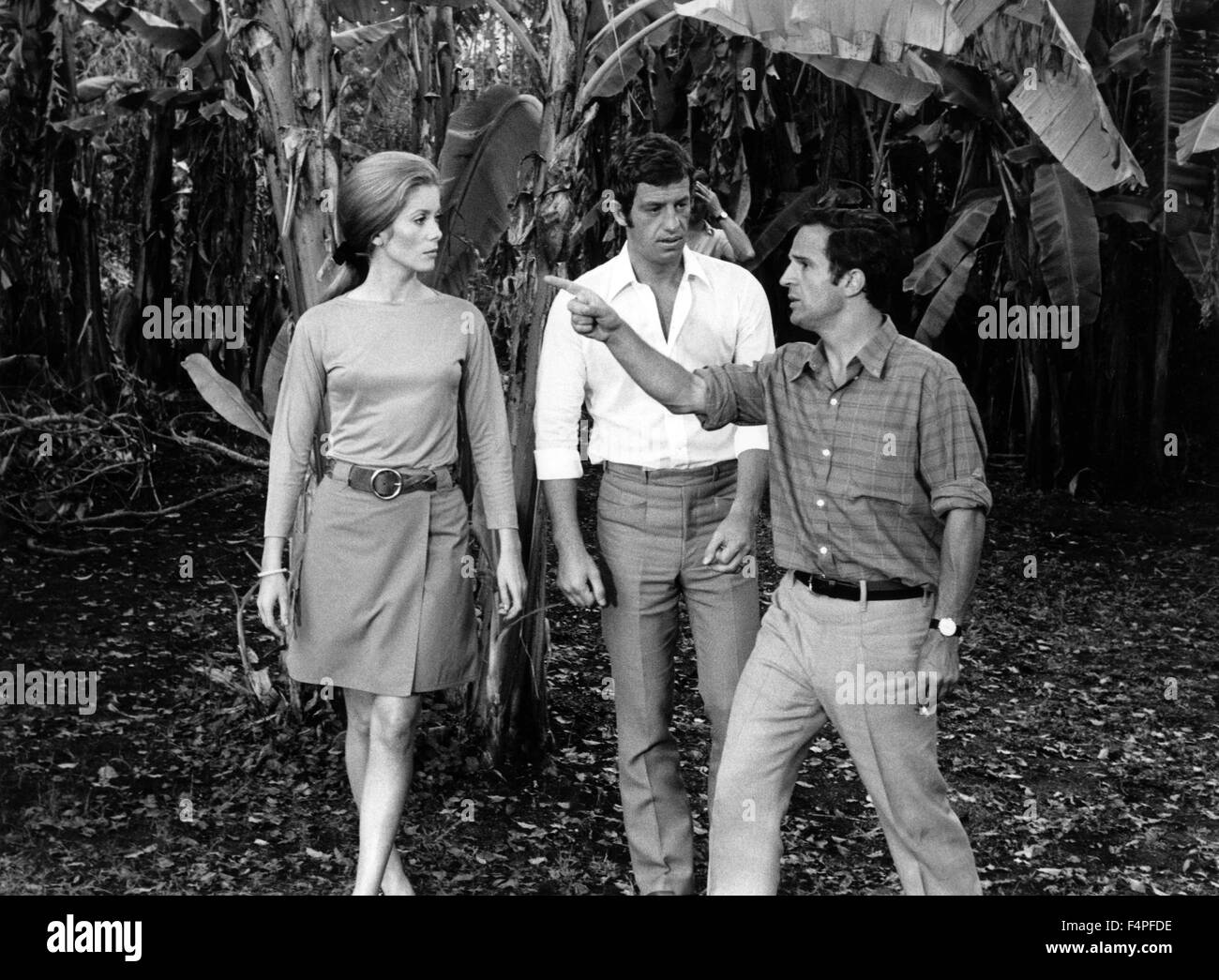 On the set, Catherine Deneuve, Jean-Paul Belmondo and François Truffaut /  Mississippi Mermaid / 1969 directed by Francois Truffaut Stock Photo - Alamy