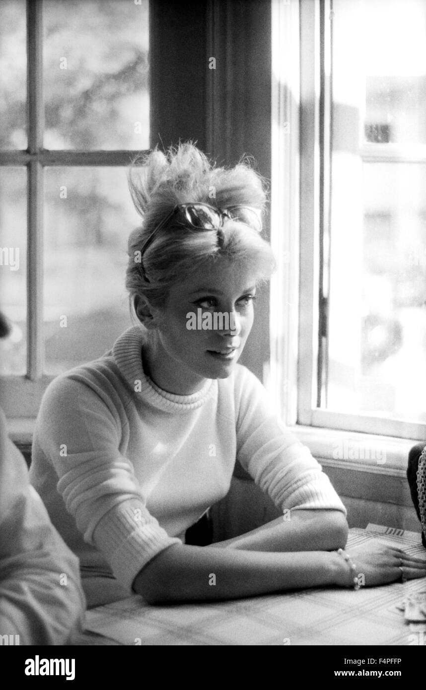 On the set, Catherine Deneuve / Vice and Virtue / 1963 directed by Roger Vadim Stock Photo