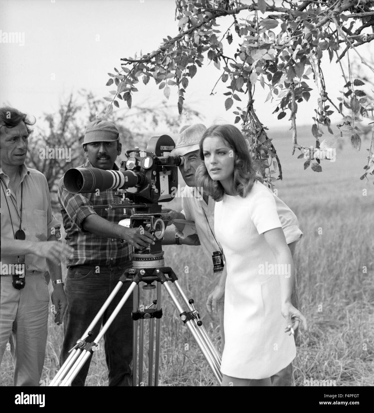 On the set, Claude Sautet, behind the camera and Romy Schneider / Les choses de la vie / 1969 directed by Claude Sautet Stock Photo