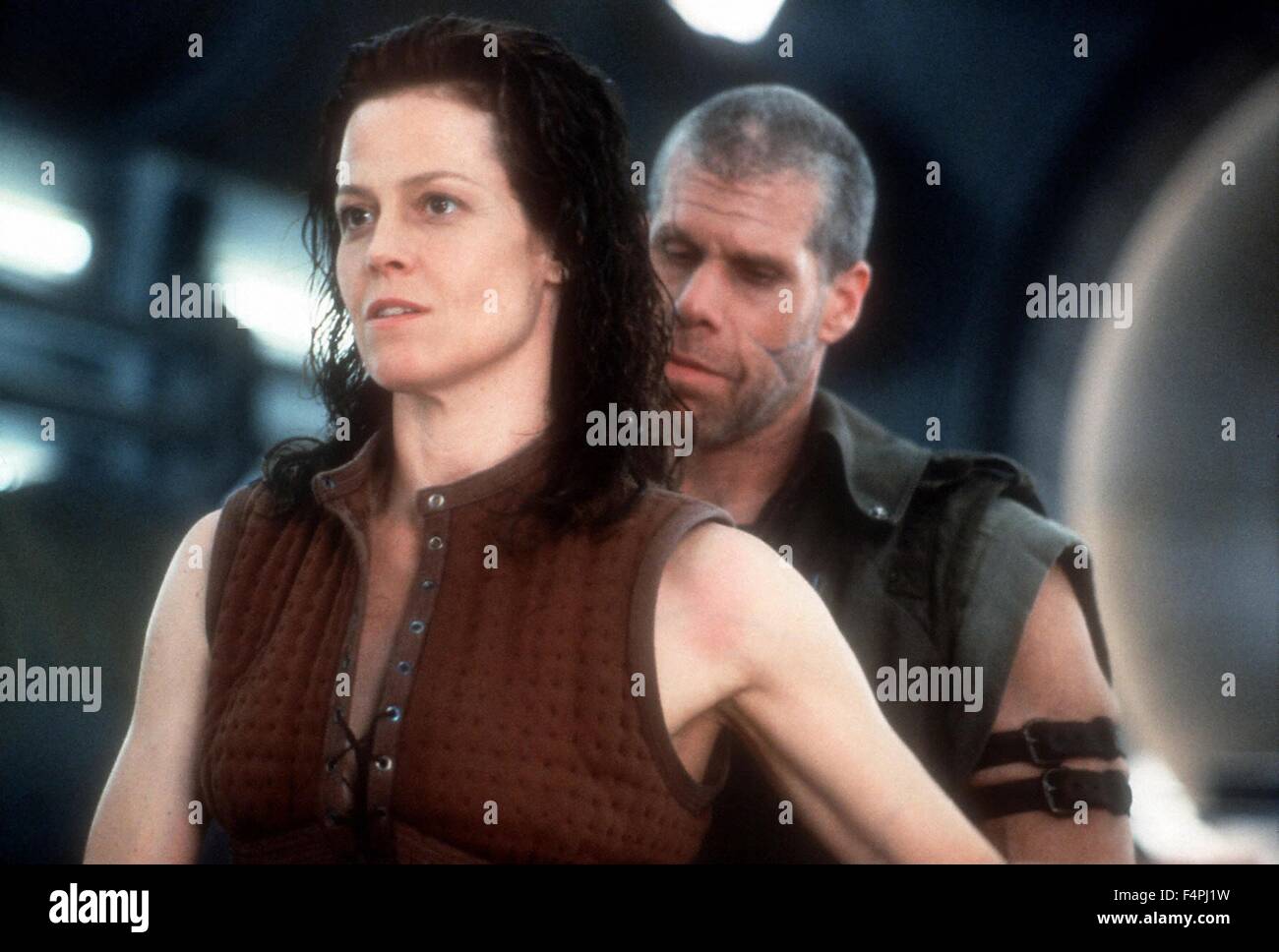 Sigourney Weaver and Ron Perlman / Alien: Resurrection / 1997 directed by Jean-Pierre Jeunet [Twentieth Century Fox Film Corpo] Stock Photo