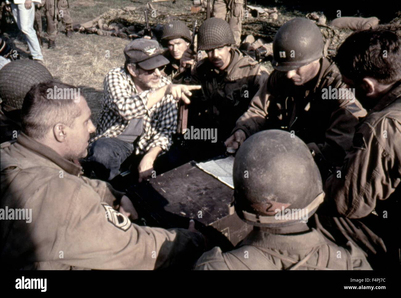 On the set, Steven Spielberg with Adam Goldberg, Tom Hanks and Tom Sizemore  / Saving Private Ryan / 1998 directed by Steven Spielberg [Dreamworks LLC  /Paramount Pictures] Stock Photo - Alamy