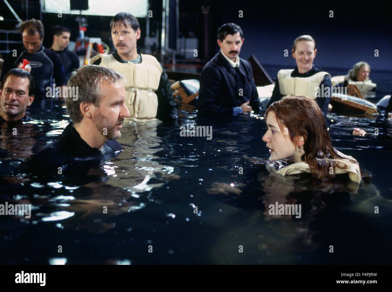 On the set, James Cameron and Kate Winslet / Titanic / 1997 directed by James Cameron [Twentieth Century Fox Pictures] Stock Photo