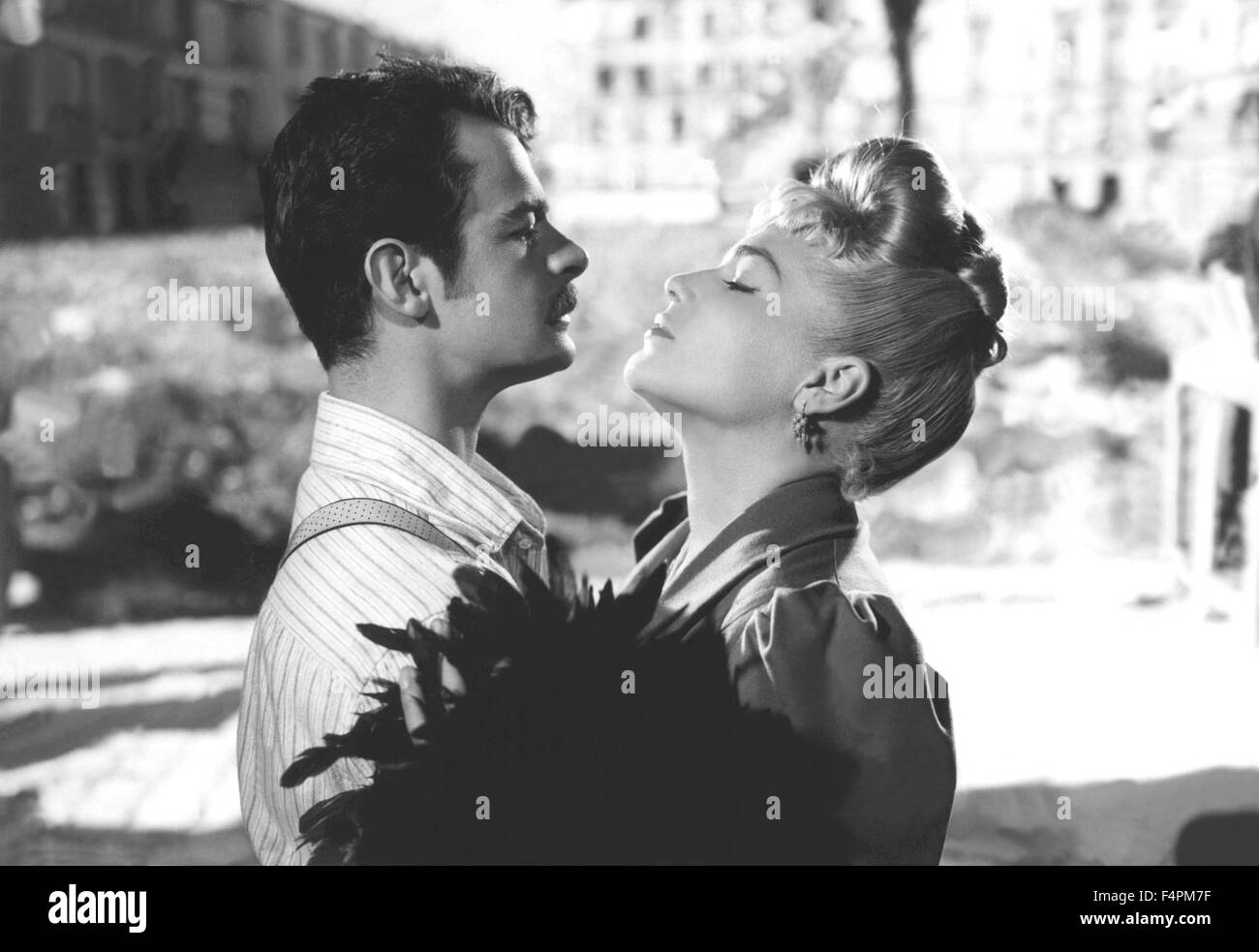 Serge Reggiani and Simone Signoret / Casque d'or / 1951 directed by Jacques Becker Stock Photo