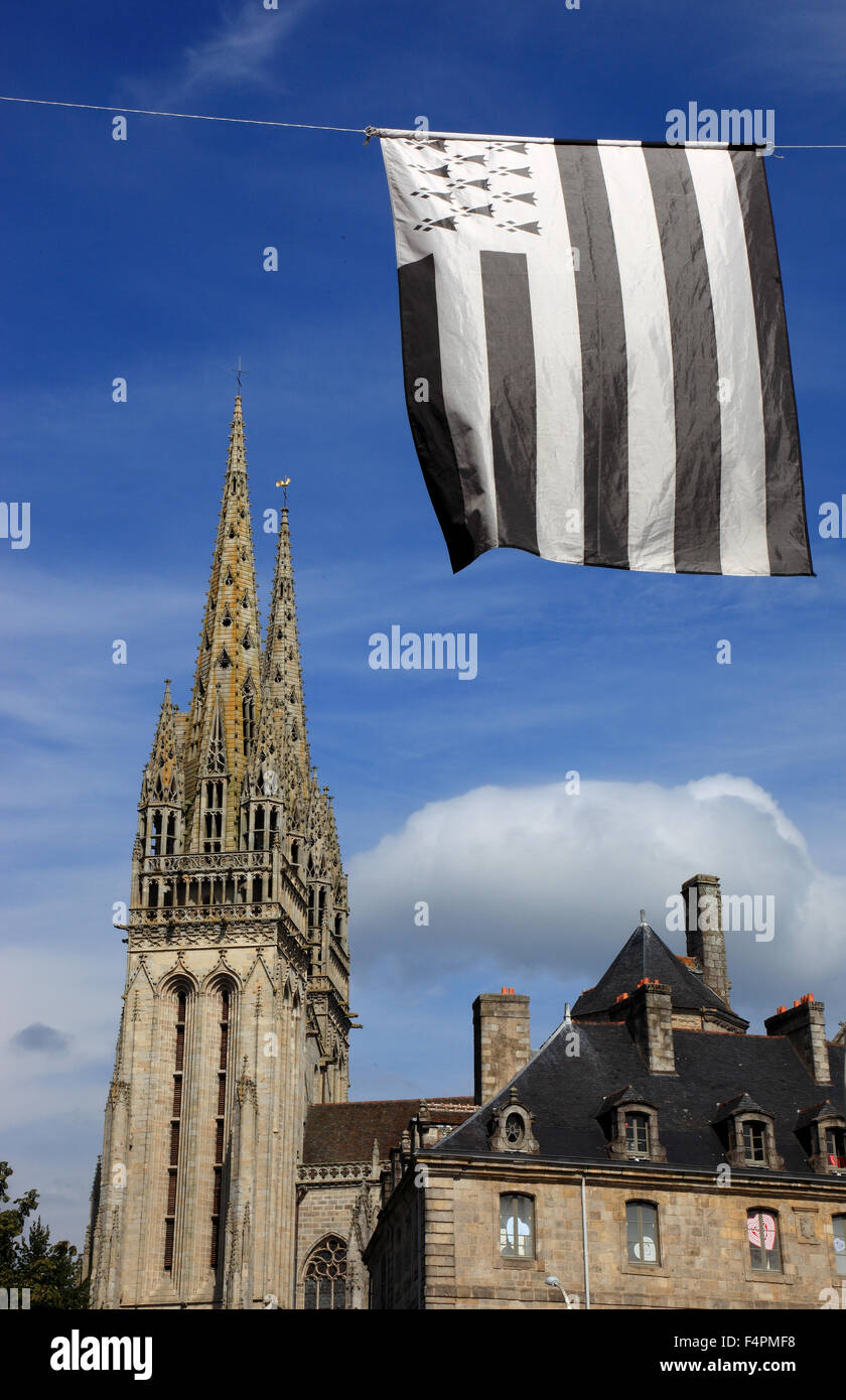 France, Brittany, Quimper, cathedral Saint Corentin Calvary and flag of Brittany Stock Photo