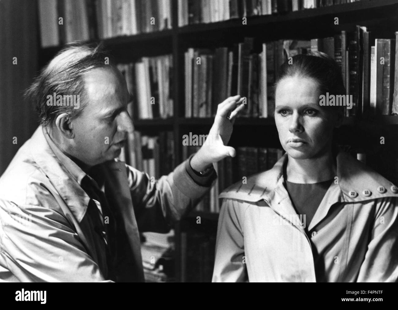 On the set, Ingmar Bergman directs Liv Ullmann / Face to Face / 1976  directed by Ingmar Bergman Stock Photo - Alamy