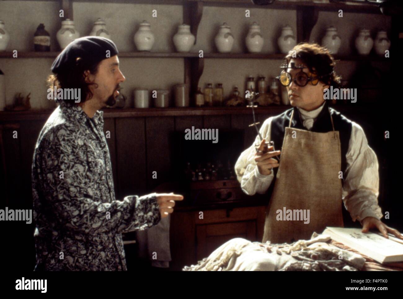On the set, Tim Burton directs Johnny Depp / Sleepy Hollow / 1999 directed  by Tim Burton [Paramount Pictures] Stock Photo - Alamy